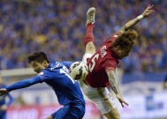 爱游戏-足球运动员在赛场上秀出高超技艺