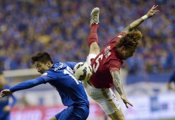 爱游戏-足球运动员在赛场上秀出高超技艺